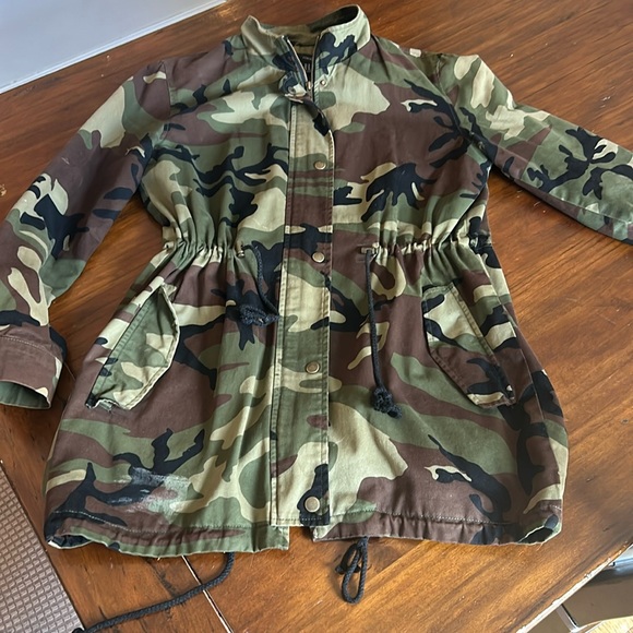 New forever 21 women’s camo jacket. Size medium - Picture 1 of 4